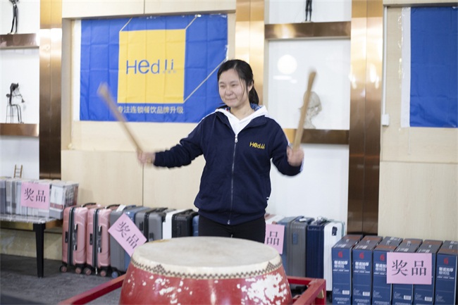 最佳業績獎代表擊鼓