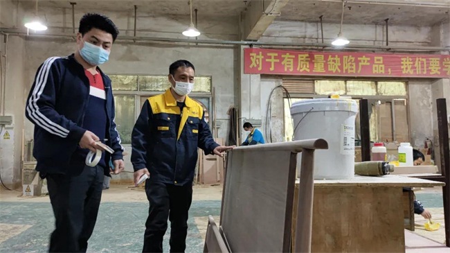 總經理與副總經理一起檢測家具質量