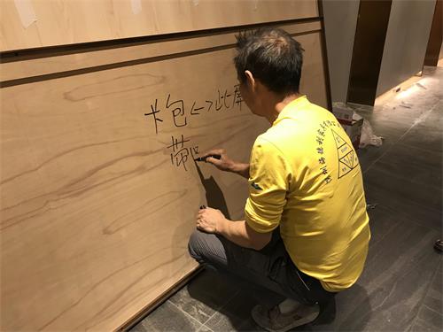 海德利家具工廠師傅現場安裝海底撈家具(屏風)