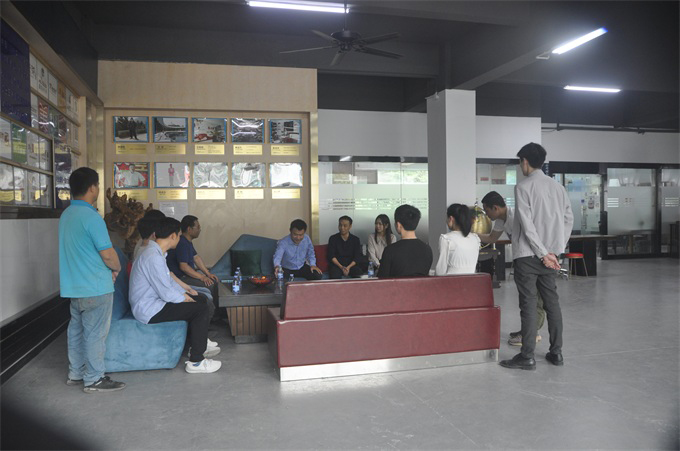 海德利的家人們?cè)谡J(rèn)真聽著全國十大司機(jī)蘭家慶的分享