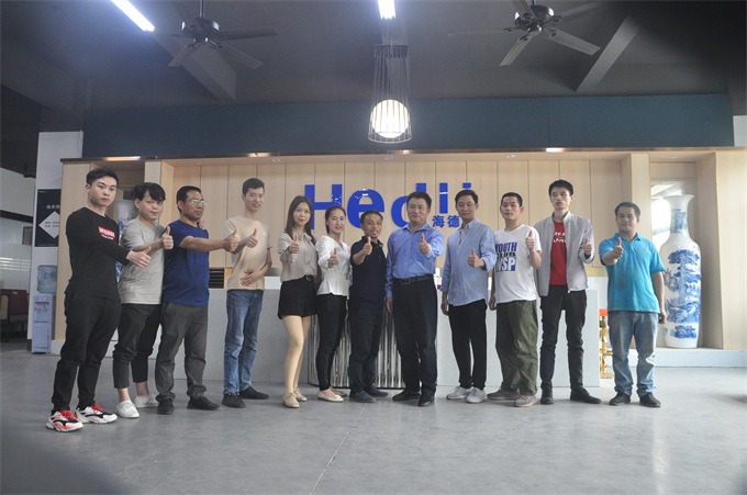 海德利的家人們與全國十大司機(jī)蘭家慶合影留念