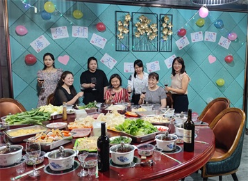 感恩母愛，我們?cè)谛袆?dòng)