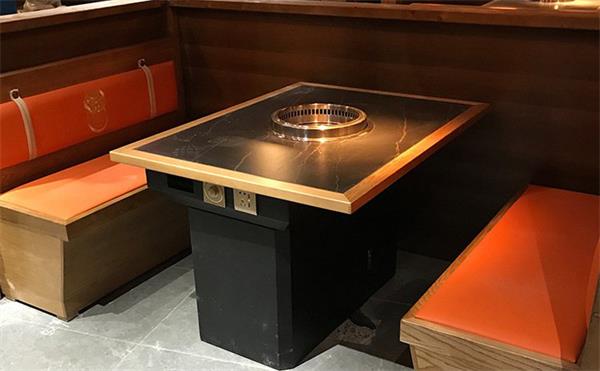 如何根據烤肉店風格和客戶需求來選擇合適的無煙烤肉桌？